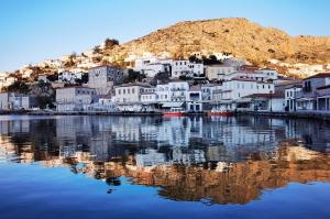 Η καταπληκτική φωτογραφία του Βαγγέλη Γκιώνη, γοήτευσε με την ονειρεμένη αντανάκλαση της Ύδρας