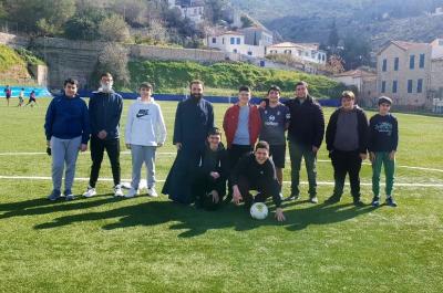 Ξένοιαστες στιγμές  της κατηχητικής συντροφιάς στο γήπεδο με τον Πανοσ. Πρωτοσύγκελλο π. Νεκτάριο Δαρδανό