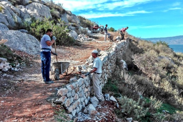 Ξεκίνησε το έργο λιθόστρωσης του δρόμου ΚΑΜIΝΙ-ΒΛΥΧΟΣ