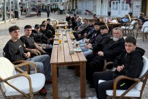 Νεανική συντροφιά  της Ύδρας σε ουσιαστική συνάντηση και συζήτηση με τον π. Ακίνδυνο Δαρδανό