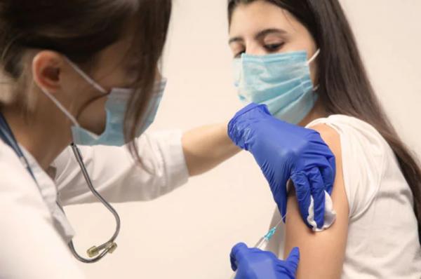 Ανοίγει την επόμενη εβδομάδα η πλατφόρμα για εμβολιασμό της ηλικιακής ομάδας 15-17 ετών