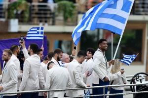 PARIS 2024 | Το σκάφος με την ελληνική αποστολή άνοιξε τη ναυτική παρέλαση