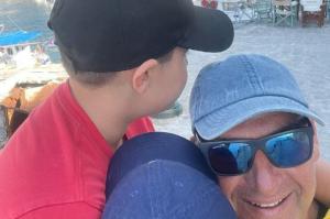 Και πάλι  στην Ύδρα ο Γιώργος Λιάγκας με τους γιους του Γιάννη και Δημήτρη