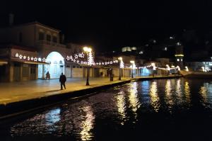 Στολίστηκε η Ύδρα για να υποδεχθεί τα Χριστούγεννα!