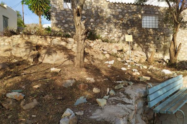 Με ιδιωτική πρωτοβουλία της Οικογένειας Μπόκια καθαρίστηκε το δημοτικό περιβολάκι της περιοχής του Ταξιάρχη
